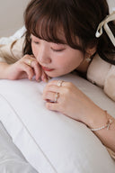 emiru x momota / Heart ribbon bracelet ( pearl )
