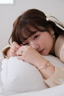 emiru x momota / Heart ribbon bracelet ( pearl )