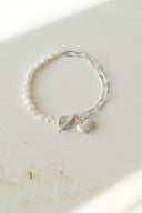emiru x momota / Heart ribbon bracelet ( pearl )