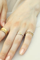 Frill gem thin ring
