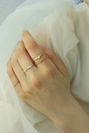 Frill gem thin ring