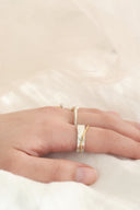 Shoulder band ring