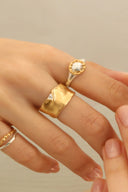 Signet frill ring