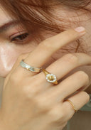Signet frill ring