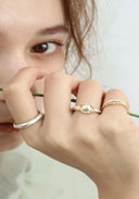 Signet frill ring