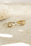 Signet frill ring